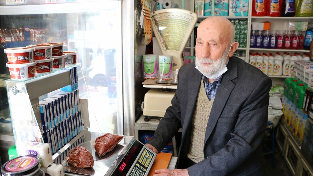 75 yıldır dürüstlüğü sayesinde bakkallık yapıyor