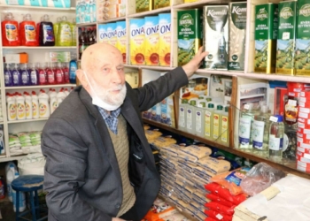 75 yıldır dürüstlüğü sayesinde bakkallık yapıyor