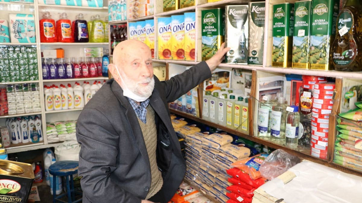 75 yıldır dürüstlüğü sayesinde bakkallık yapıyor