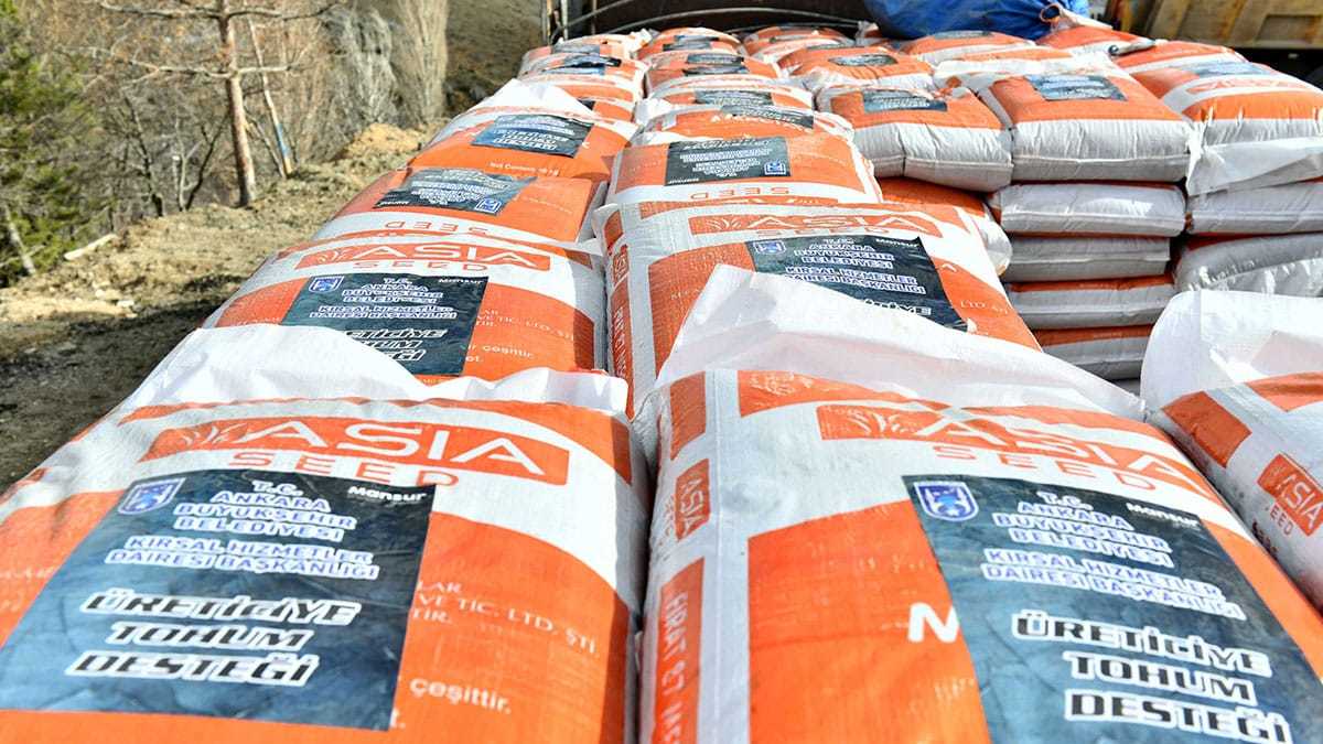 Kırsal Hizmetler Daire Başkanlığı; Şereflikoçhisar, Bala ve Haymana ilçelerinde 675 çiftçiye yüzde 90’ı hibe, yüzde 10’u çiftçi katkı payı olmak üzere toplam 200 ton “Kırmızı Mercimek Tohumu” dağıtımı gerçekleştirdi.