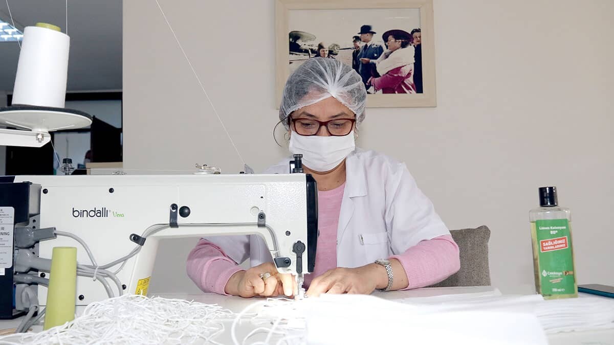 Çankaya maskesini kendi atölyesinde üretiyor