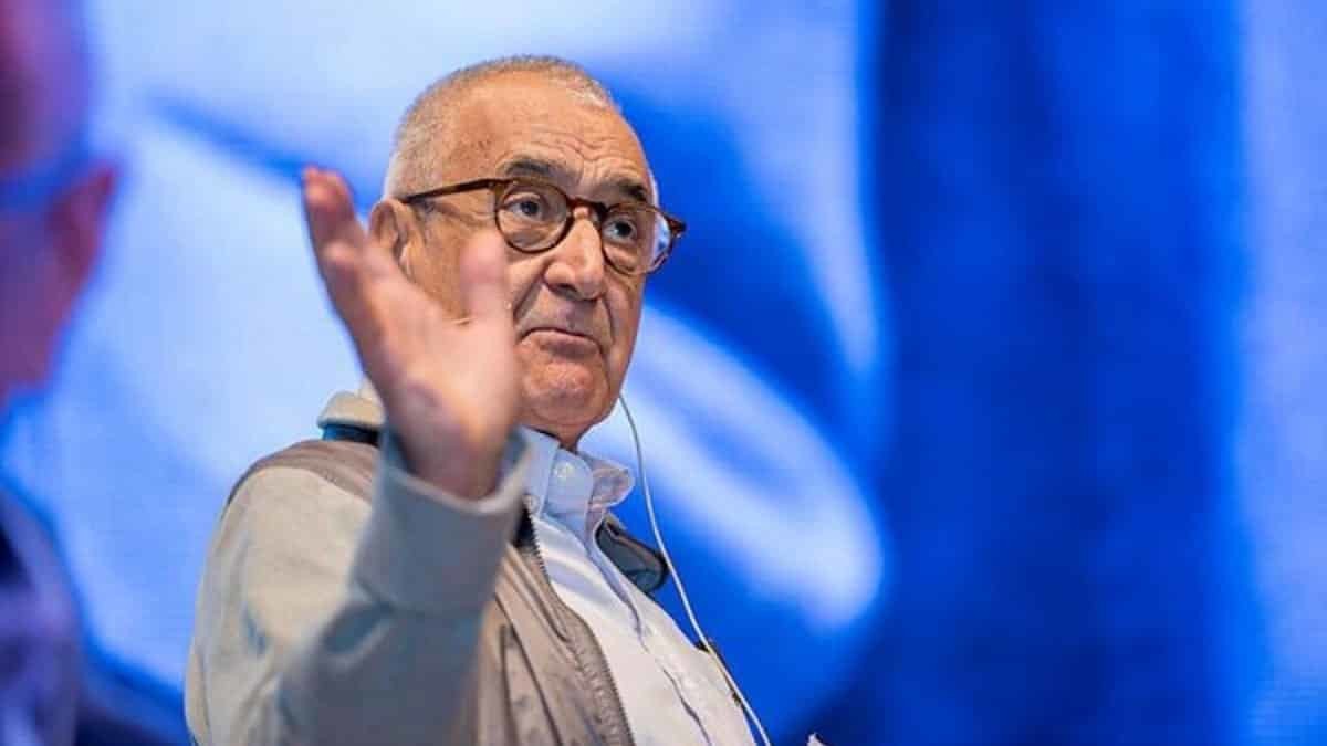 Cüceloğlu, salı günü evinde hayatını kaybetti. 83 yaşında vefat eden Doğan Cüceloğlu'na veda. Sevenleri tabutu başında gözyaşı döktü.