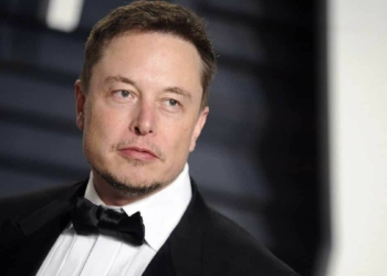 Elon Musk Tesla Roadster modelini uçurmayı planlıyor
