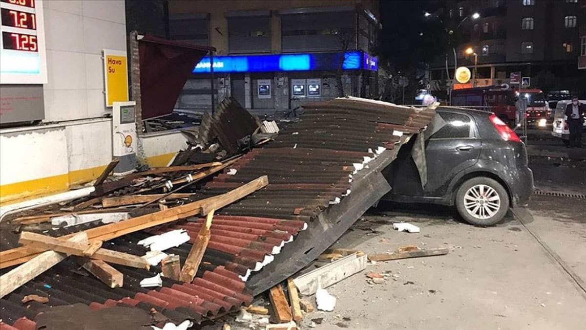 Fırtınanın bilançosu ağır oldu: İstanbul'da 193 çatı uçtu