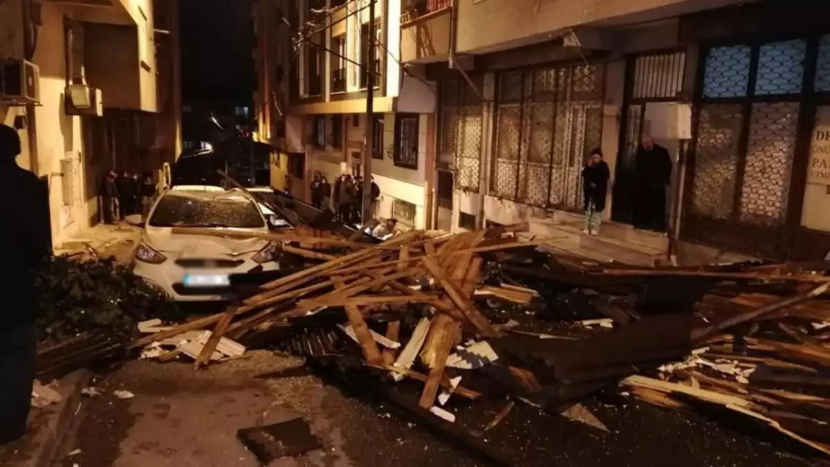 İstanbul'da 193 çatı uçtu, 191 araç hasar gördü