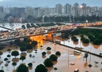 İzmir'i vuran sağanakta 1 kişi hayatını kaybetti