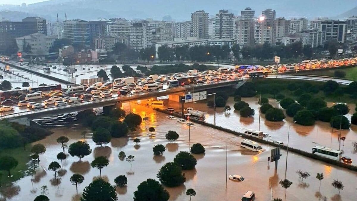 İzmir'i vuran sağanakta 1 kişi hayatını kaybetti