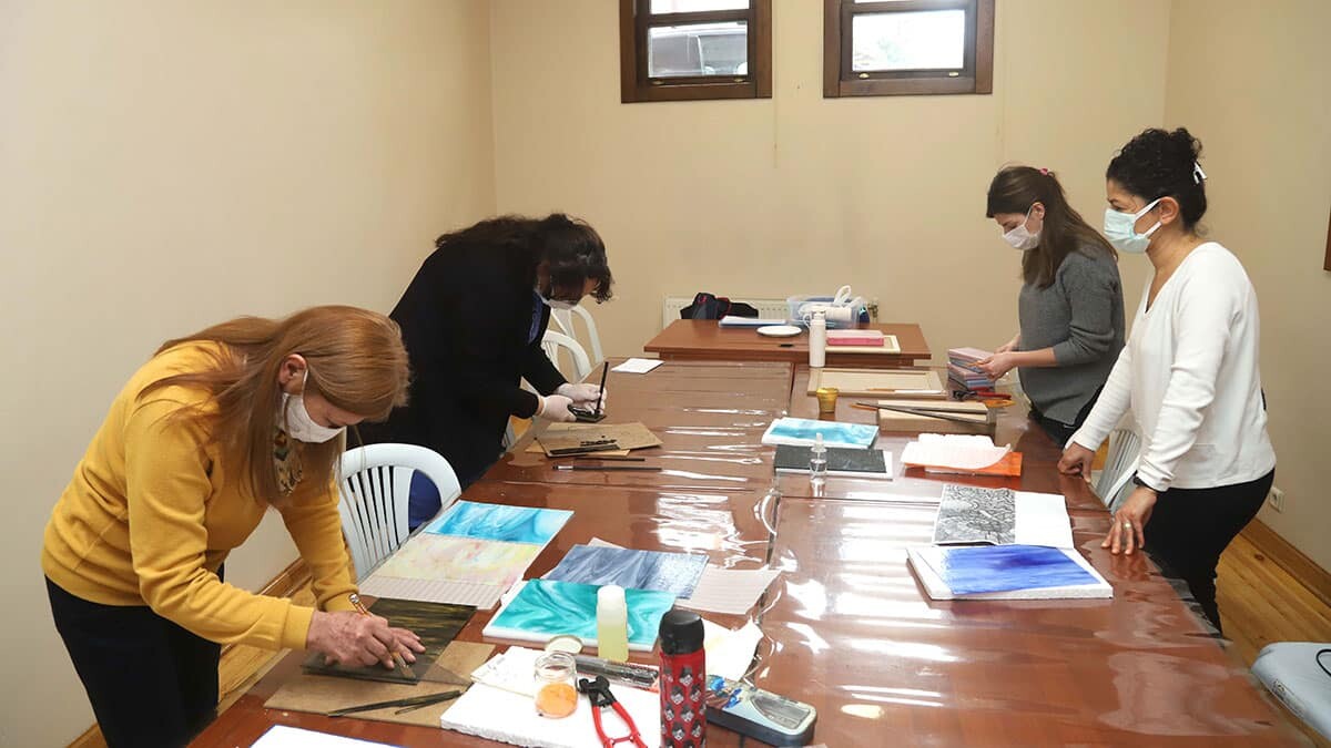 ESMEK'in farklı branşta düzenlediği yeni dönem kurslarına pandemi koşullarına uygun bir şekilde, maske ve mesafe kuralları ile başladı.