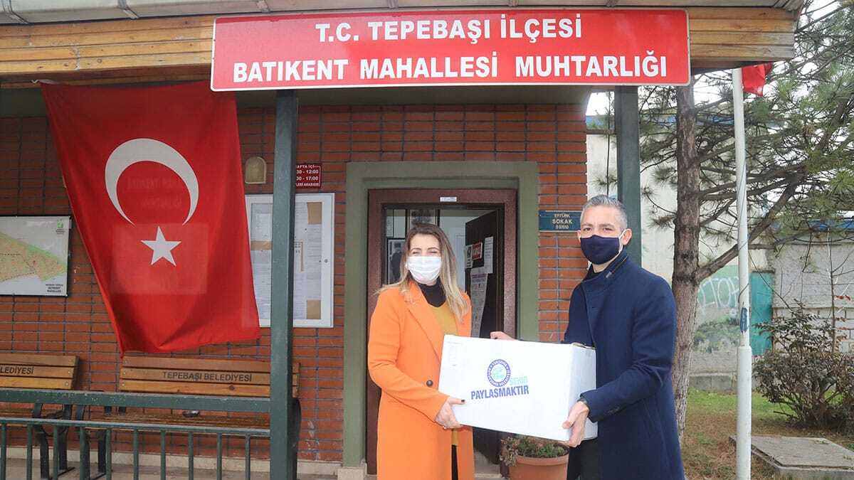 Şehir Paylaşmaktır uygulamasında hayırseverlerin satın aldığı paylaşım kolileri muhtarlar aracılığıyla ihtiyaç sahiplerine ulaştırılıyor.