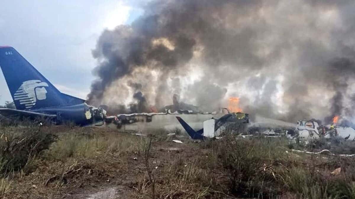 Meksika'da uçak düştü: 6 ölü