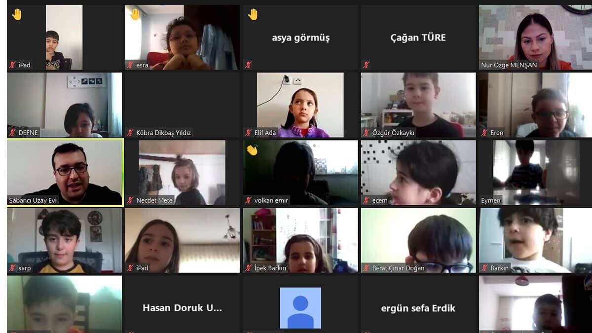 Uzun süredir ziyarete kapalı olan merkez son olarak online olarak gerçekleştirilen Eğlenceli Astronomi atölyesine Şehir Koleji İlkokul öğrencileri katıldı.