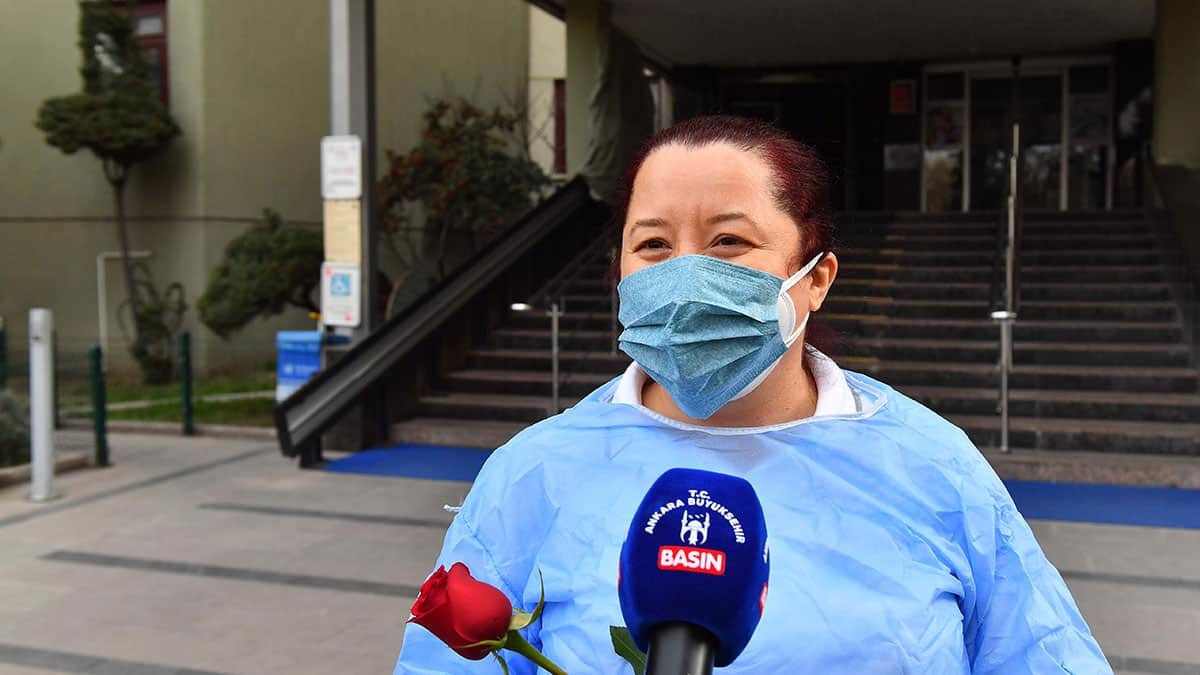 Ankara Büyükşehir Belediye Başkanı Mansur Yavaş, devam eden pandemi süreci nedeniyle zor günler geçiren esnafa destek olmayı sürdürüyor.