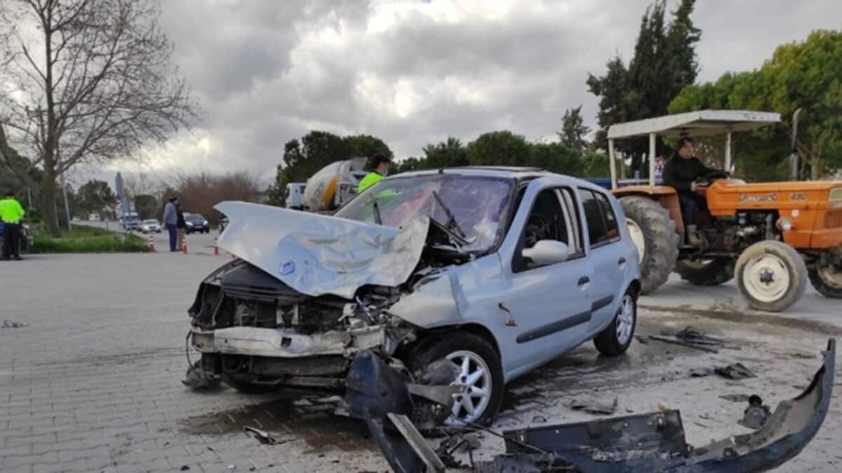 Feci kaza; ters şeride giren kamyonet 4 kişiyi ağır yaraladı