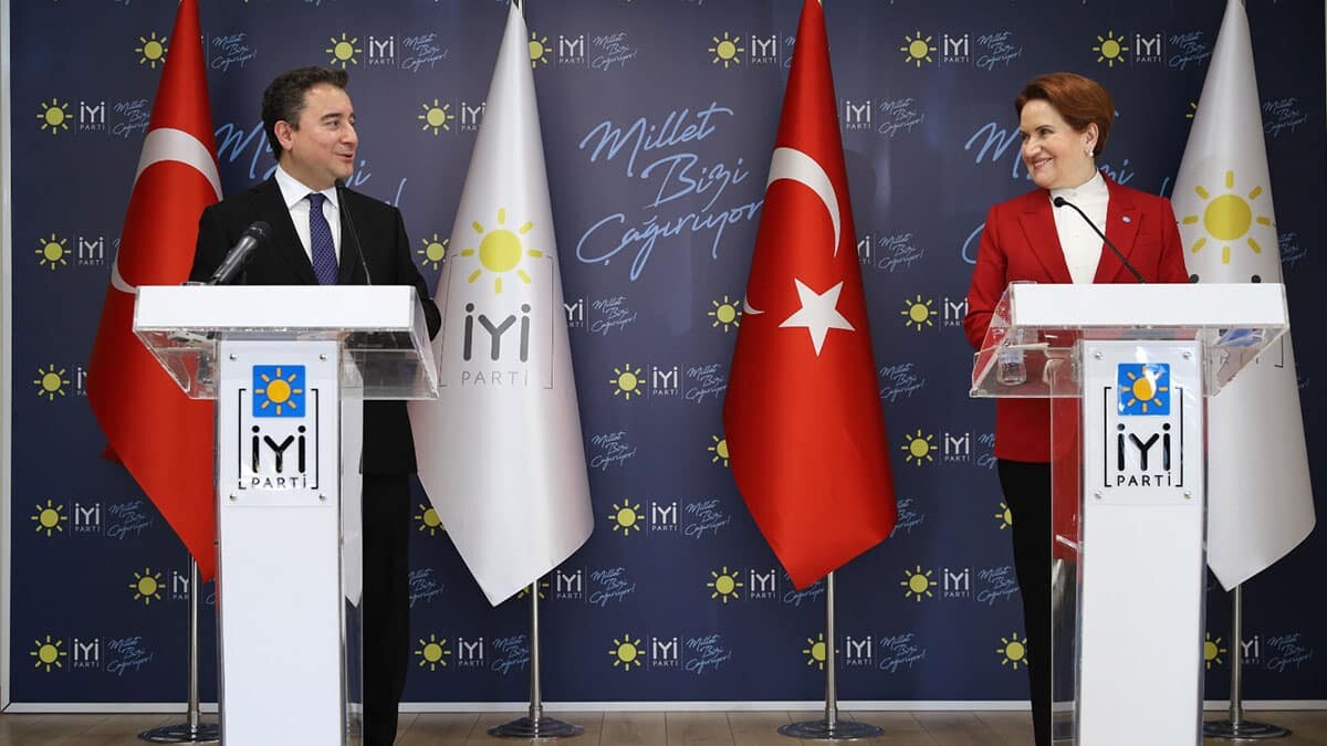 DEVA Partisi Genel Başkanı Ali Babacan, daha önce kedisini ziyarete gelen İYİ Parti Genel Başkanı Meral Akşener'e iade-i ziyarette bulundu.