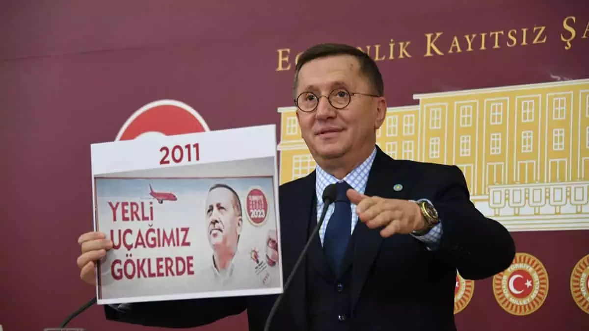 "sene 2011 yerli uçağımız göklerde dedi, 10 sene geçti. 10 senedir bu uçak hala inemedi aşağı, benzini bitmedi. Sene 2019 yerli uçağımız hangarda dediler, hangar var uçak yok. Sene 2020 yerli tank üreteceğiz dediler ama motoru yok. Motoru olmayan tank. Sene 2020 milli savaş uçağımız 2023’te hazır dediler". - yeryüzünde hikaye bitti gözlerini gökyüzüne çevirdiler