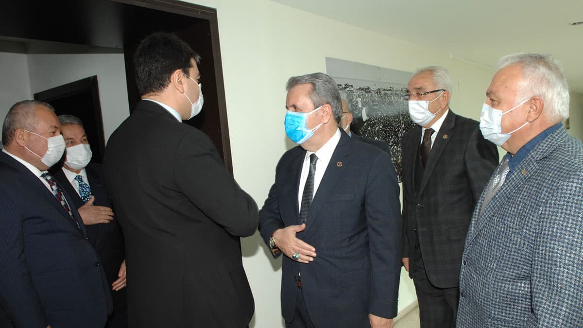 BBP Genel Başkanı Mustafa Destici ise ziyarete Genel Başkan Yardımcıları Mikail Şahan, Ahmet Yelis ve Üzeyir Tunç ile birlikte geldi.
