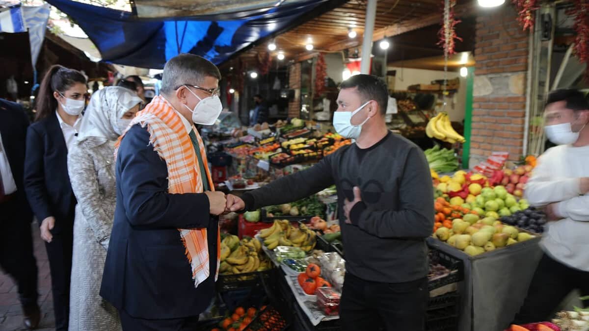 Davutoğlu, "Toplamda 128 milyar dolar damat tarafından buharlaştırıldı. Peki damat gitti şimdi ne durumdayız? 45 milyar dolar eksideyiz" dedi.