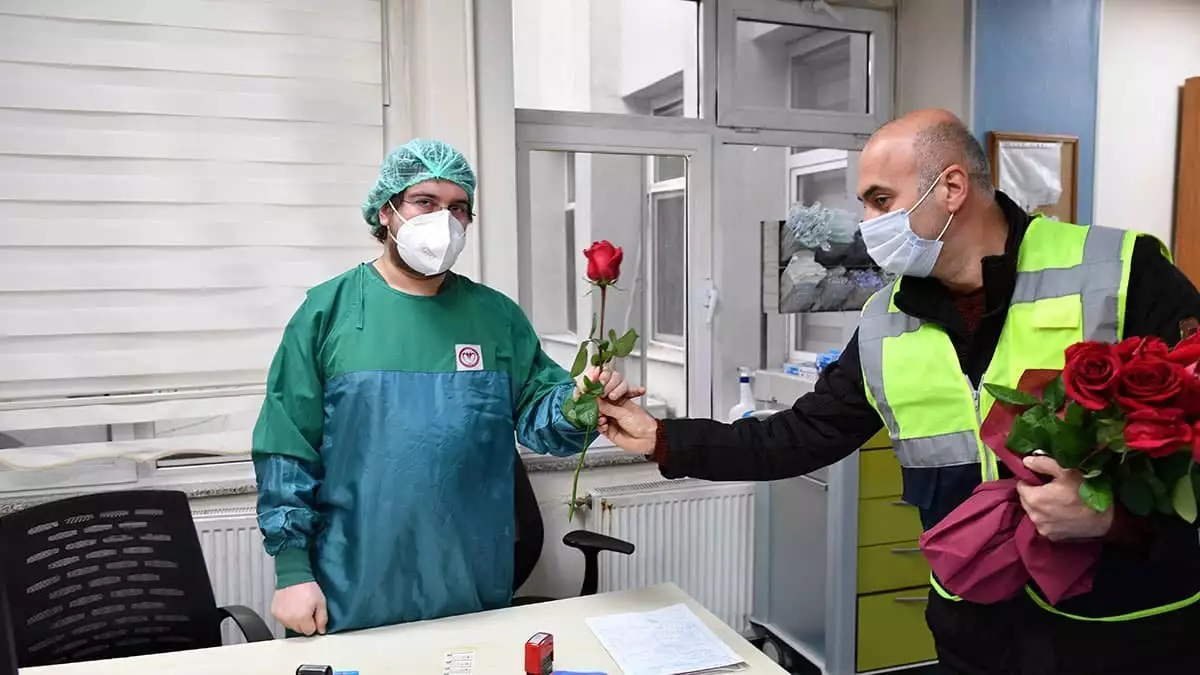 Çiçek satın alıp kahraman sağlık çalışanlarına hediye etti