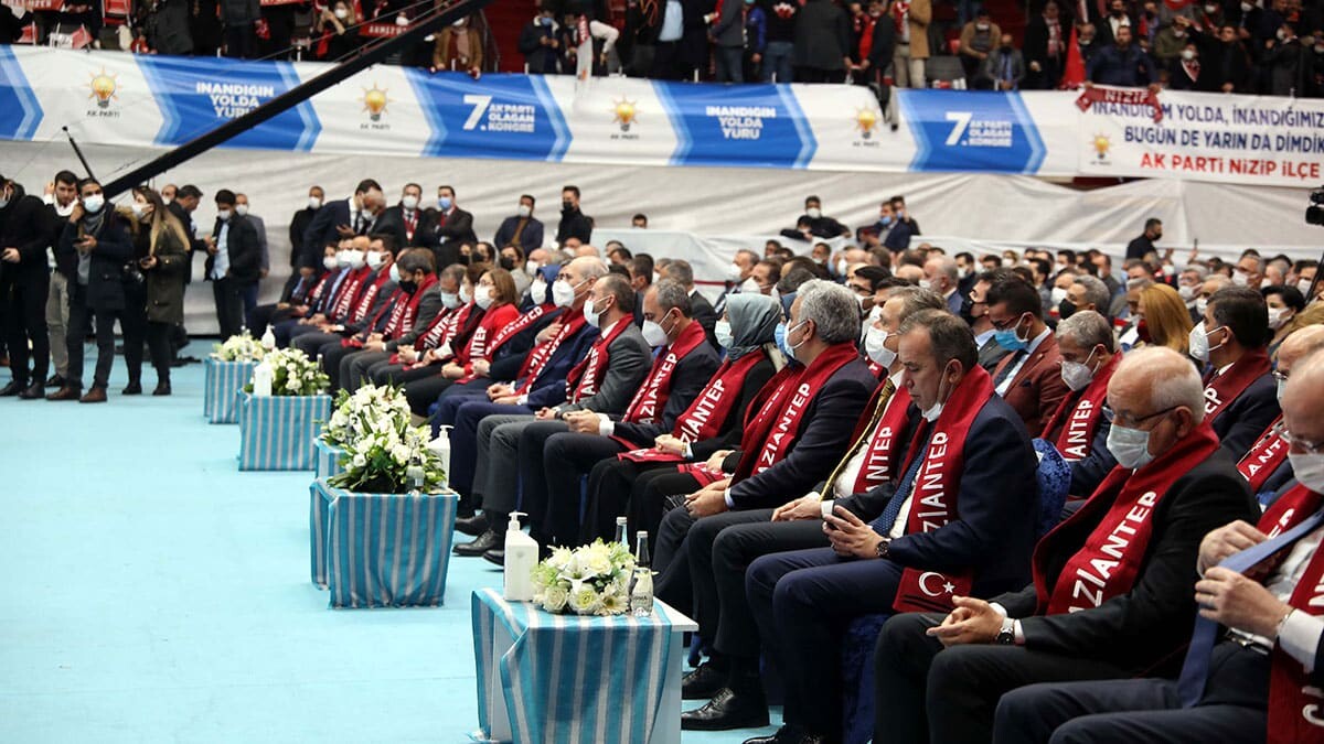 Gül, "Bu ülkede darbe anayasalarının tortularını milletimizle ortadan kaldıracağız. Yeni ve sivil anayasayı milletimizle yapacağız" dedi.