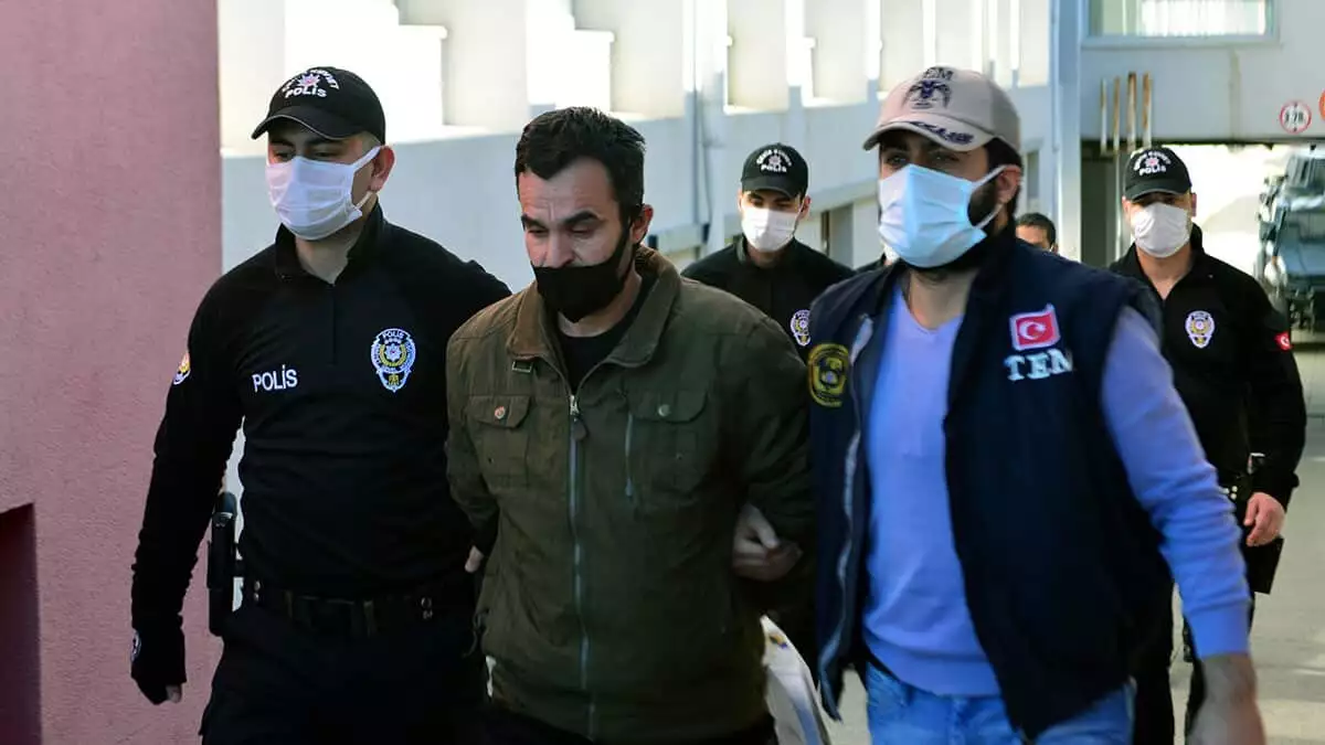 Adana'da terör örgütü deaş'a yönelik operasyonda gözaltına alınan 9 şüpheliden 5’i tutuklandı, 1’i adli kontrol şartıyla, 4 kişi serbest bırakıldı.