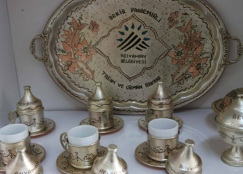 Bakır işlemeciliği kursunda kadınlar bakıra şekil veriyor