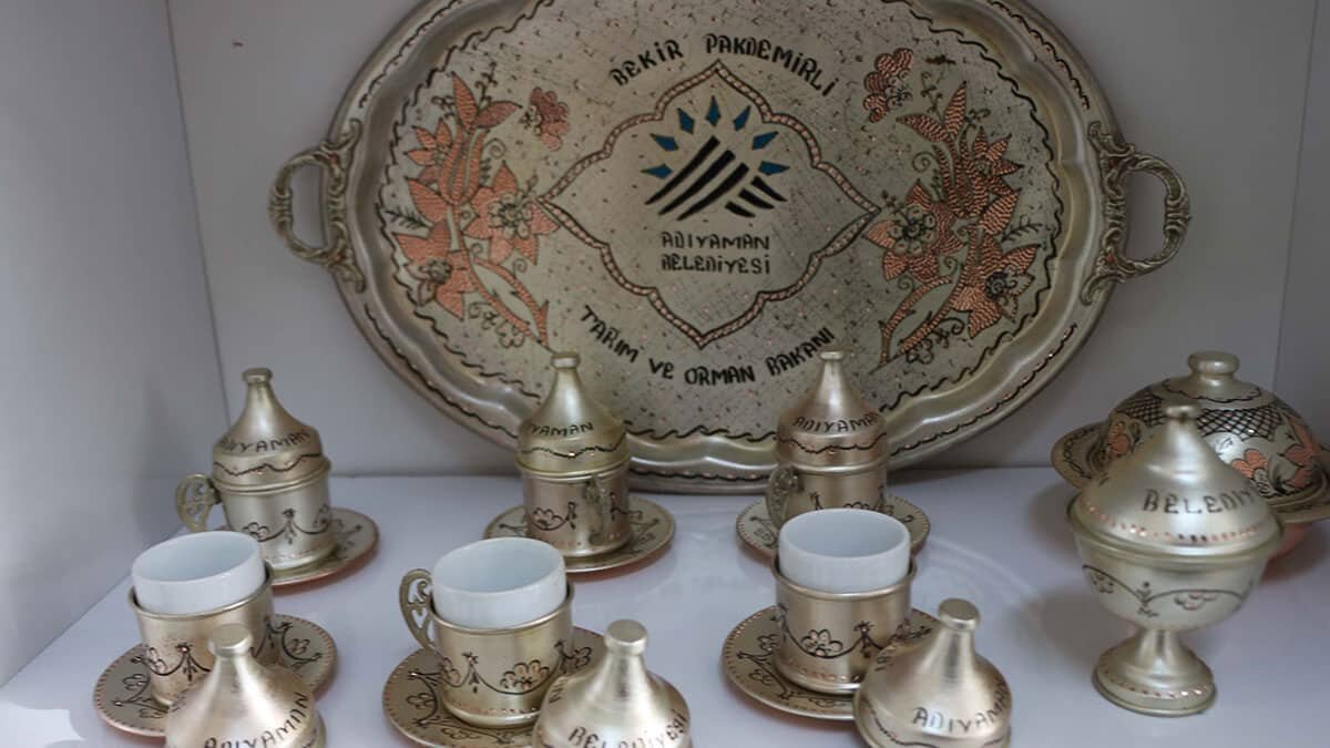 Bakır işlemeciliği kursunda kadınlar bakıra şekil veriyor