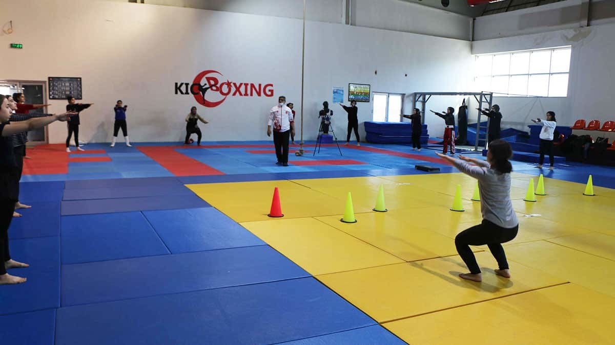Kadınlar kick boks eğitimi almaya başladı