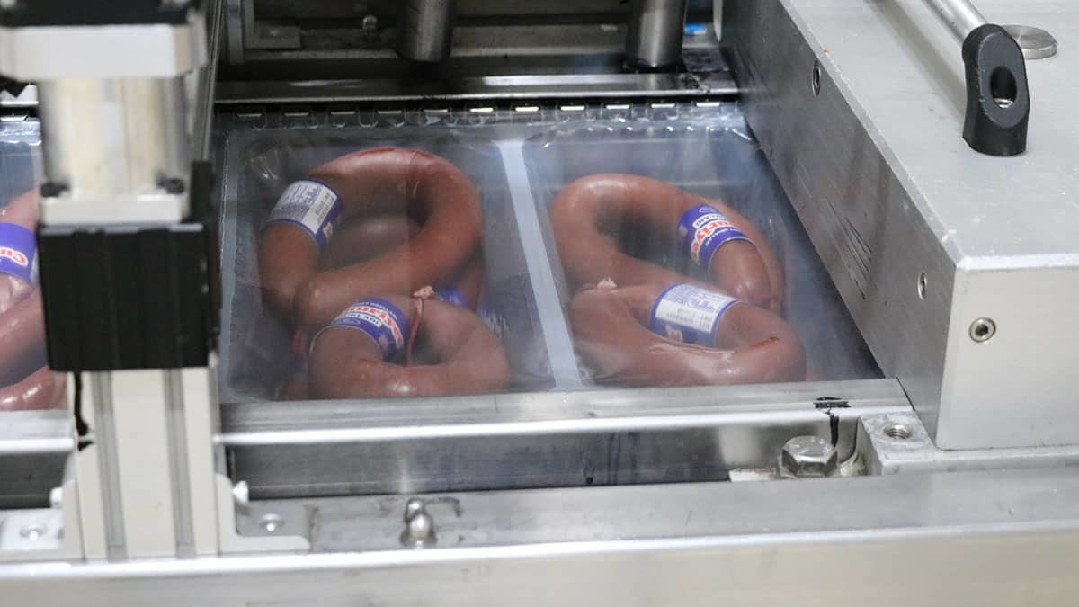 Kentin sucuk üretiminde Türkiye'de birinci sırada yer aldığını söyleyen Tarım ve Orman İl Müdürü İbrahim Acar, "Türkiye'de sucuk konusunda bir numarayız. Resmi rakamlara göre bizim 2020 yılı üretimimiz 20 bin ton civarında ve bu rakamlarla üretimde birinci sıradaki il biziz" dedi.