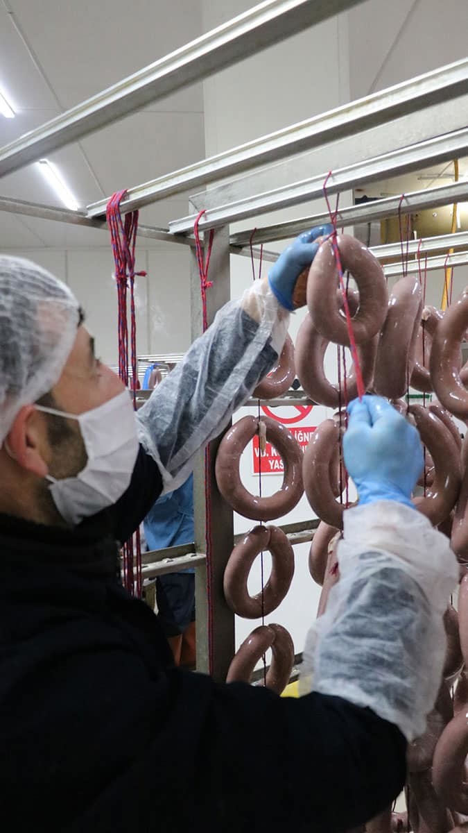 Türkiye'de sucuk üretimi ve ihracatında önemli bir yere sahip olan Afyonkarahisar'da sucuk üretimi 20 bin ton olarak gerçekleştirildi.