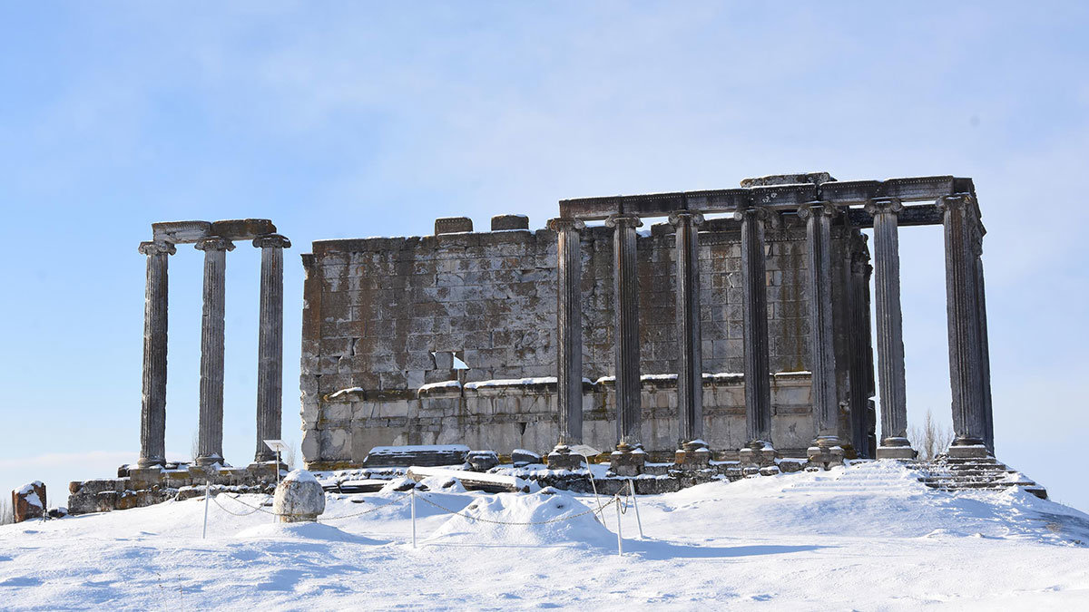 Aizanoi Antik Kenti kar yağışıyla beyaza büründü