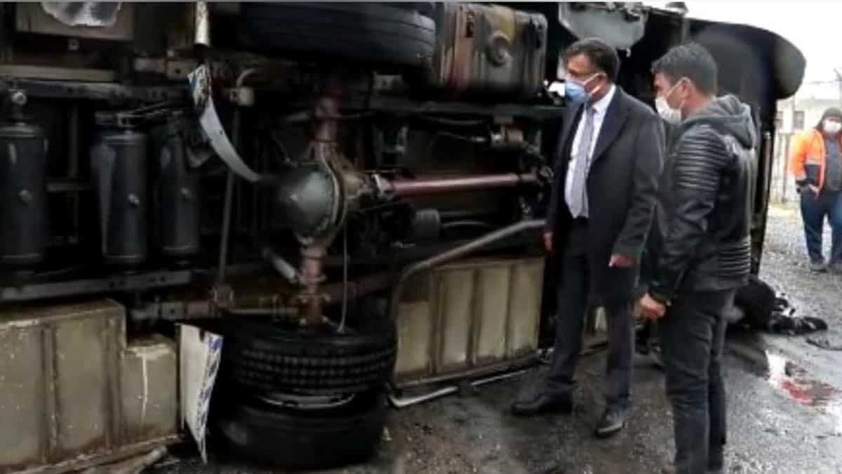 Tarım işçilerini taşıyan servis minibüsü yandı; 7 yaralı var