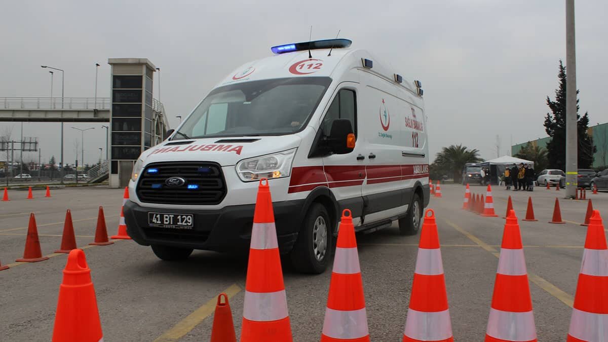 Kocaeli’de, 112 Acil Servis sürücü adaylarına farklı yol koşullarında güvenli şekilde ambulans kullanabilmeleri için ileri sürüş tekniği eğitimi verildi.