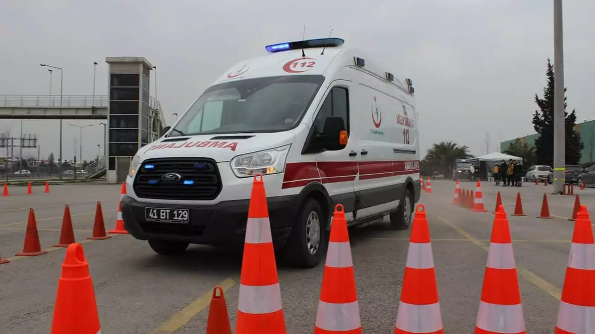 Kocaeli’de, 112 acil servis sürücü adaylarına farklı yol koşullarında güvenli şekilde ambulans kullanabilmeleri için ileri sürüş tekniği eğitimi verildi.
