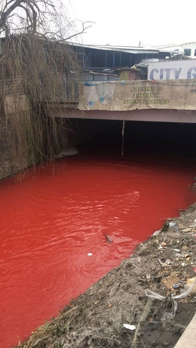 Ankara Su ve Kanalizasyon İdaresi ekipleri sudan numune alarak inceleme başlattı.