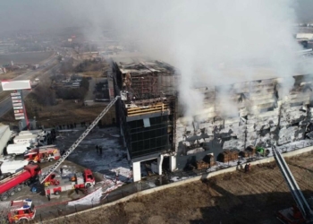 Gıda şirketine ait 4 katlı depoda yangın