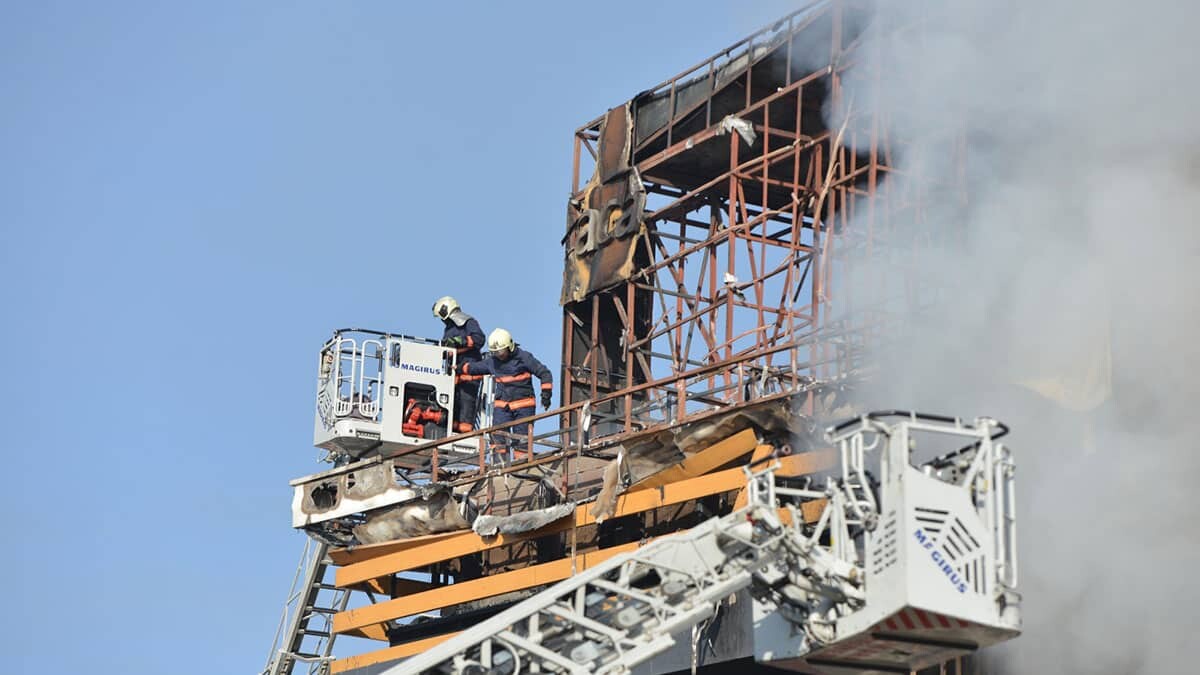 Nedeni henüz belirlenemeyen yangın, binanın zemin katında başladı.