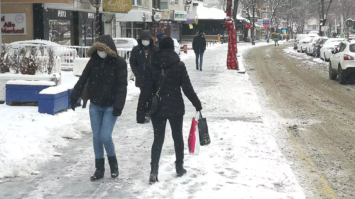 Ankara'da kar hayatı olumsuz etkiledi
