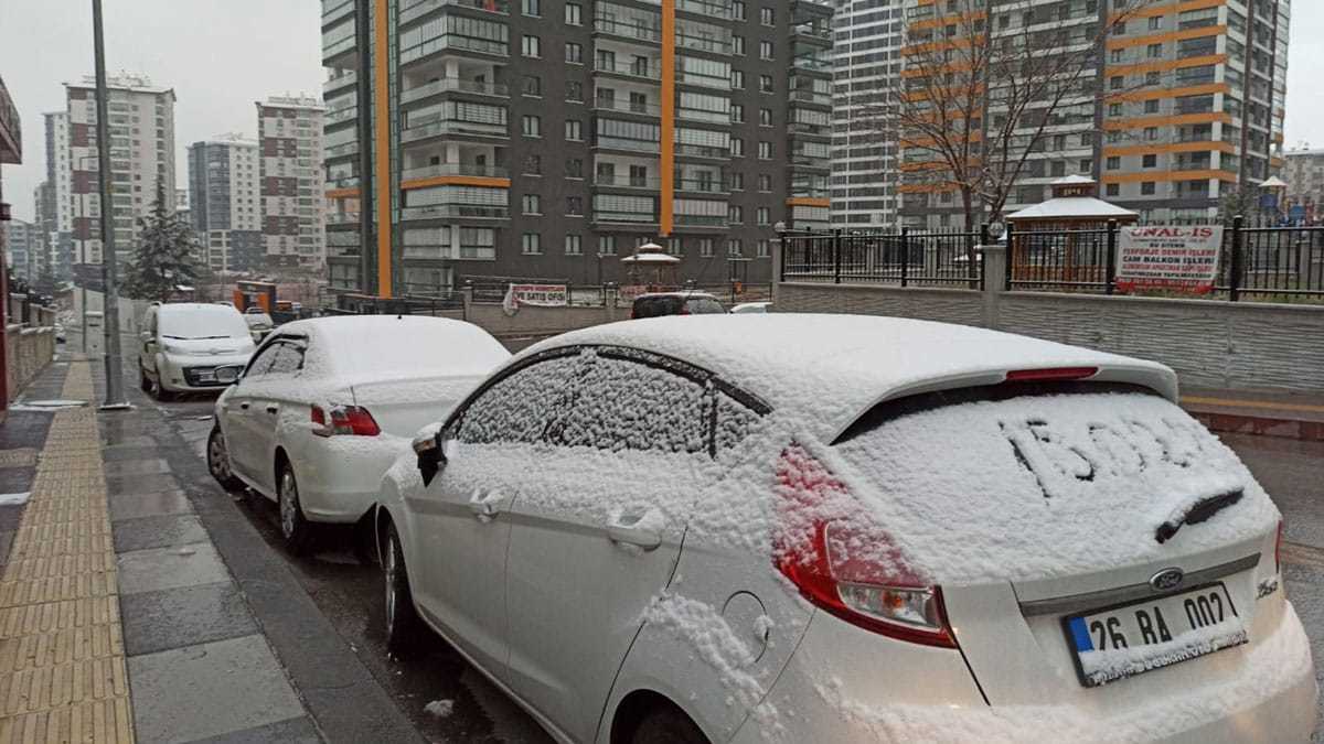 Ankara Büyükşehir Belediyesi ve ilçe belediyelerine bağlı ekipler, ana arterlerde ve caddelerde tuzlama ve kar küreme çalışması yaptı.