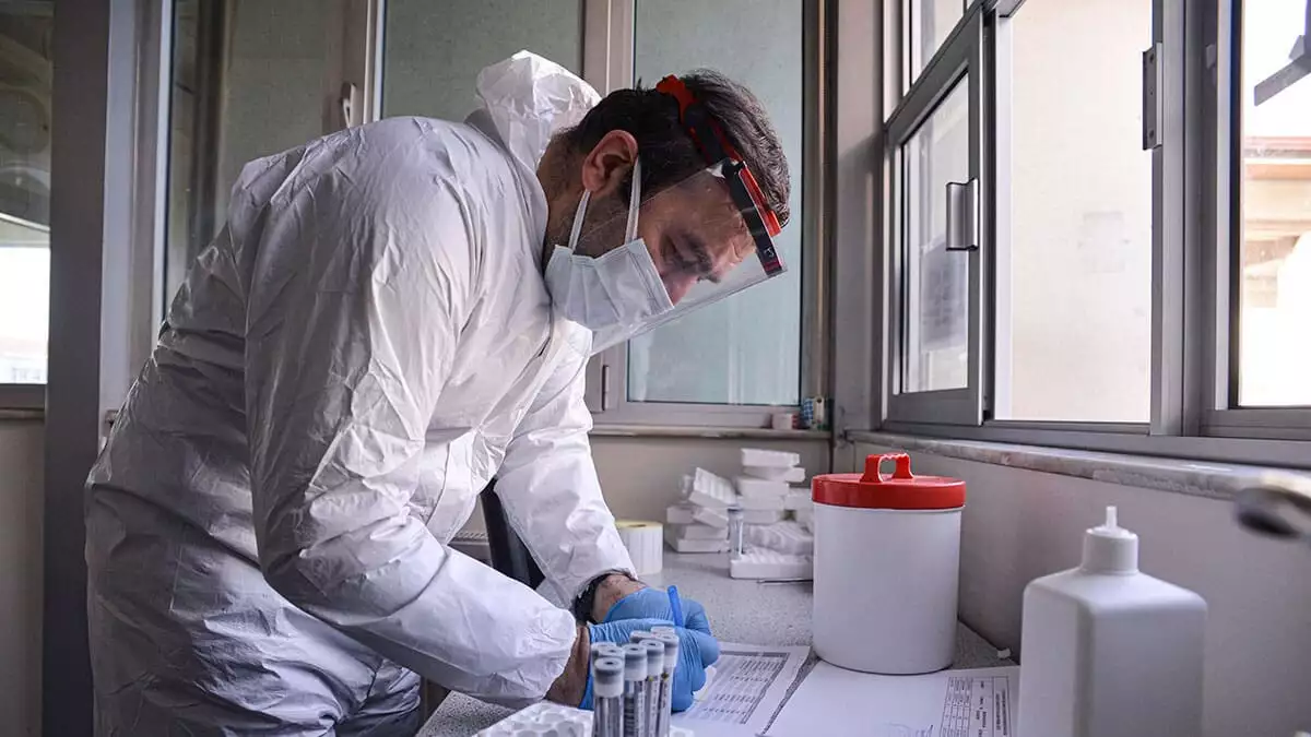 Ankara'da koronavirüs salgınına karşı alınan tedbirlerle birlikte laboratuvarlara gelen numune sayısı büyük oranda azaldı.