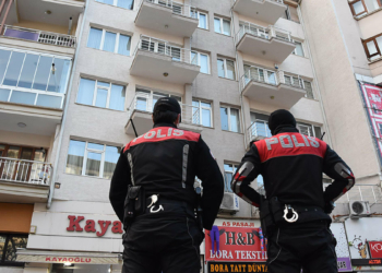 Anne ile baba 4 yaşındaki çocuklarıyla birlikte katledildi