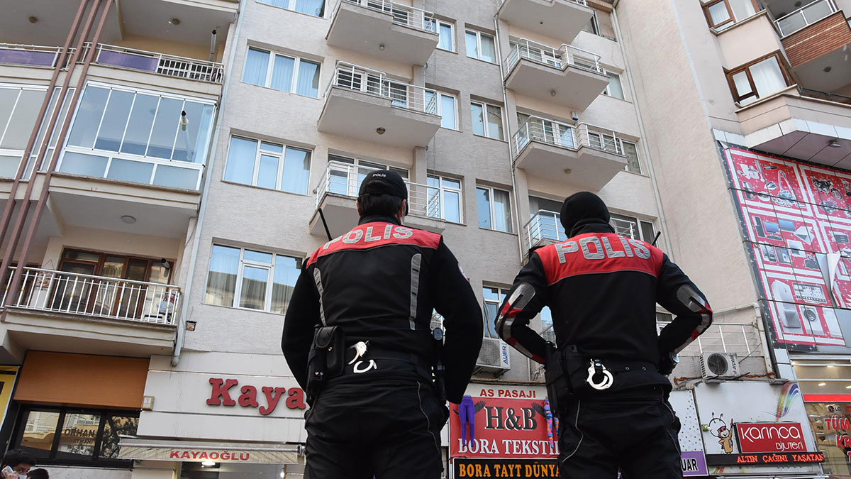 Anne ile baba 4 yaşındaki çocuklarıyla birlikte katledildi