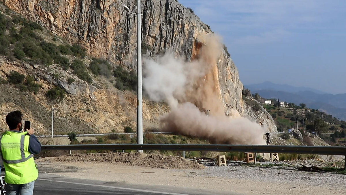 Tehlike oluşturan kayalar kontrollü patlatmayla kaldırılıyor