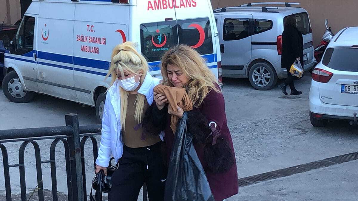 Apartmanın 8'inci katından düşen Ayşe Özgecan öldü, erkek arkadaşı gözaltına alındı.