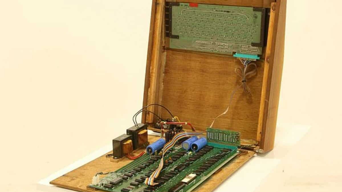 Apple'ın ilk bilgisayarı 10 milyon 658 bin TL'ye satışa çıkarıldı