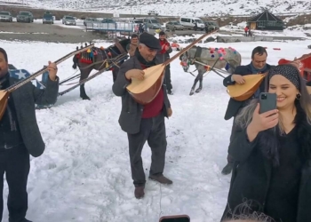 Aşıklar yüzeyi buz tutan Çıldır Gölü'nde buluştu