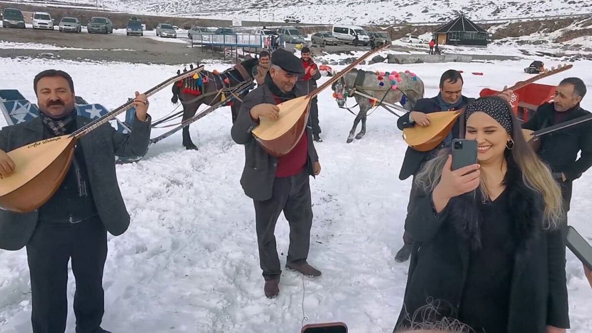 Aşıklar yüzeyi buz tutan Çıldır Gölü'nde buluştu