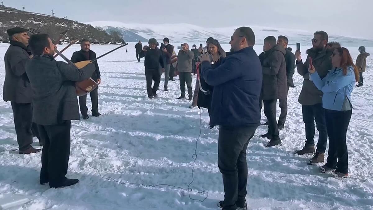 Aşıklar yüzeyi buz tutan Çıldır Gölü'nde buluştu