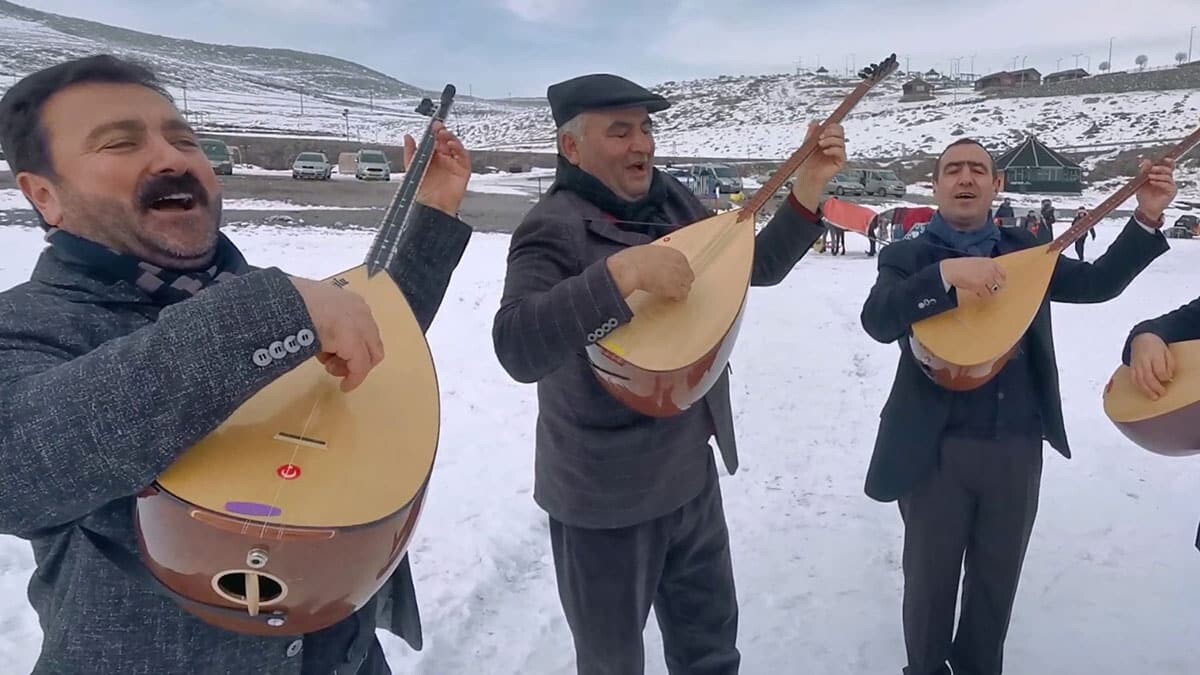 Dünyayı etkisi altına alan Covid-19 nedeniyle bir yıldır program yapamayan aşıklar yüzeyi buz tutan Çıldır Gölü'nde buluştu.