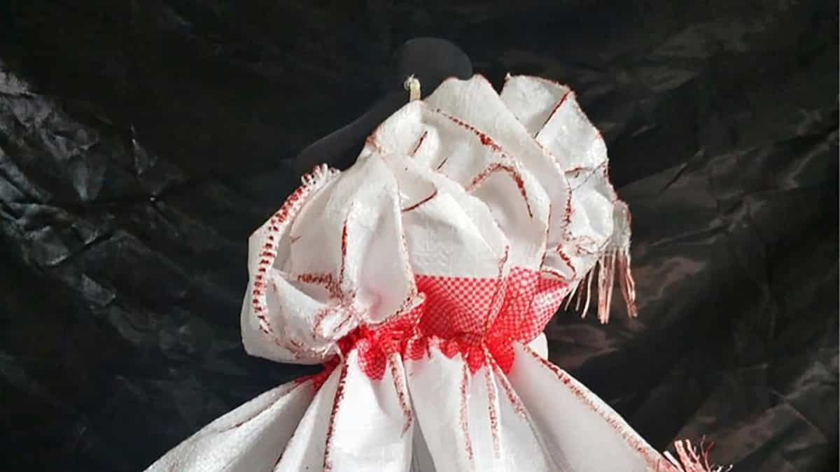 Çuvallardan giysi tasarladılar