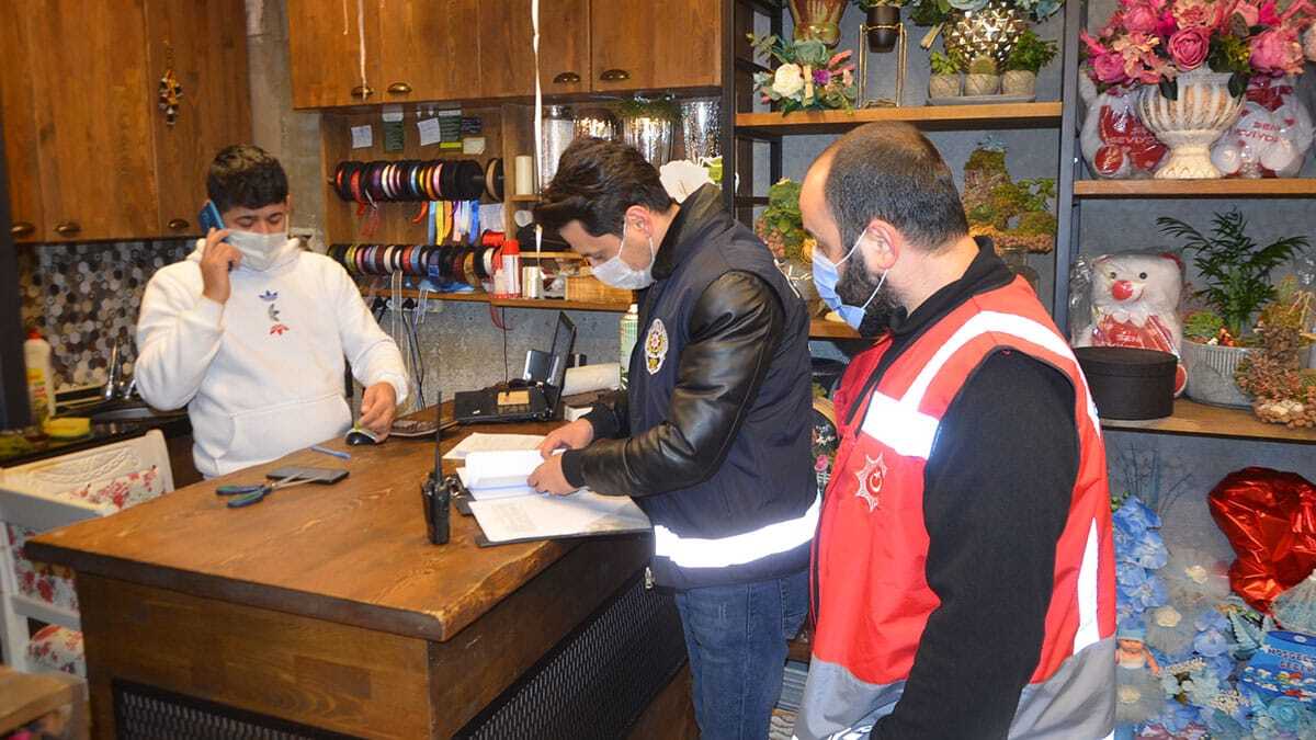 Avcılar'da sokağa çıkma kısıtlamasını ilk günde ihlal ettikleri belirlenen 135 kişiye 468 bin 315 lira idari para cezası uygulandı.